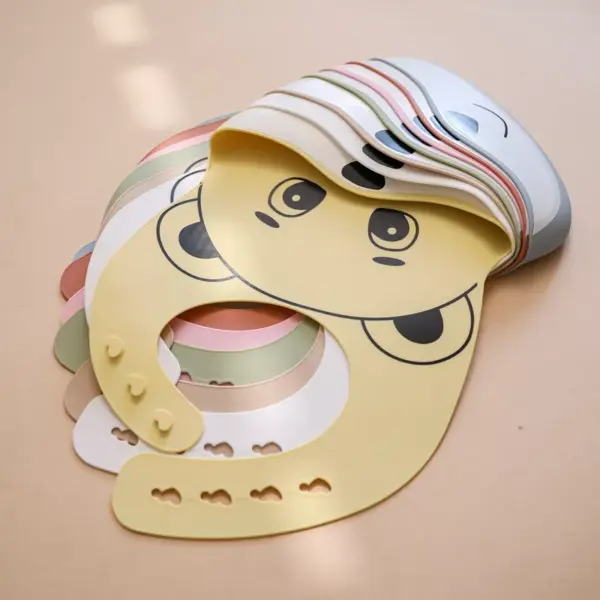 100475-9ed25b.webp Adjustable Silicone Baby Bib with Crumb Catcher and Cute Bear Design