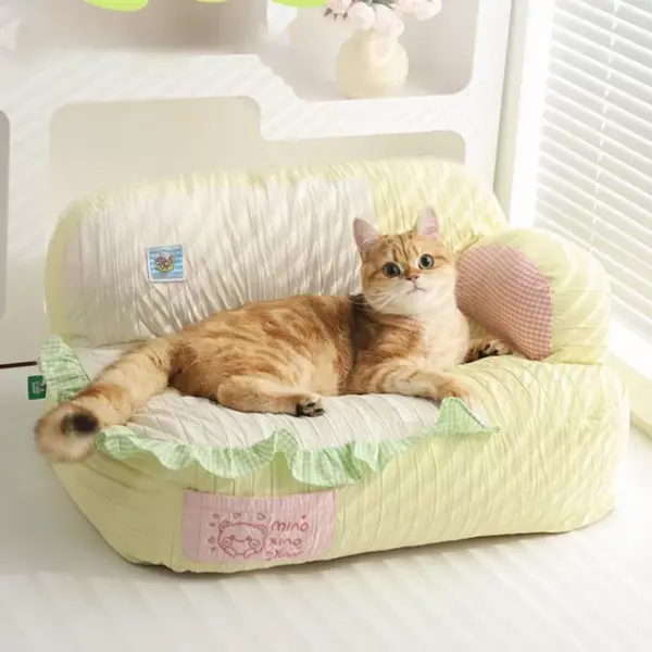 101174-ebbf55.webp All-Season Plush Cat Bed with Comfort and Security