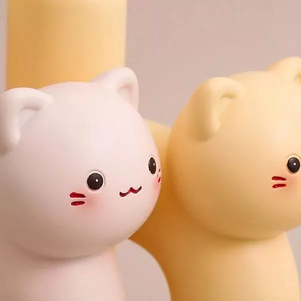 Charming Cat Letter D-Shaped Resin Vase
